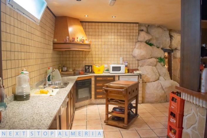 Image No.96-4 Bed Property for sale