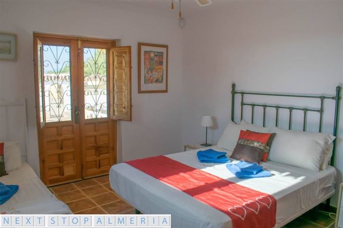 Image No.15-7 Bed Property for sale