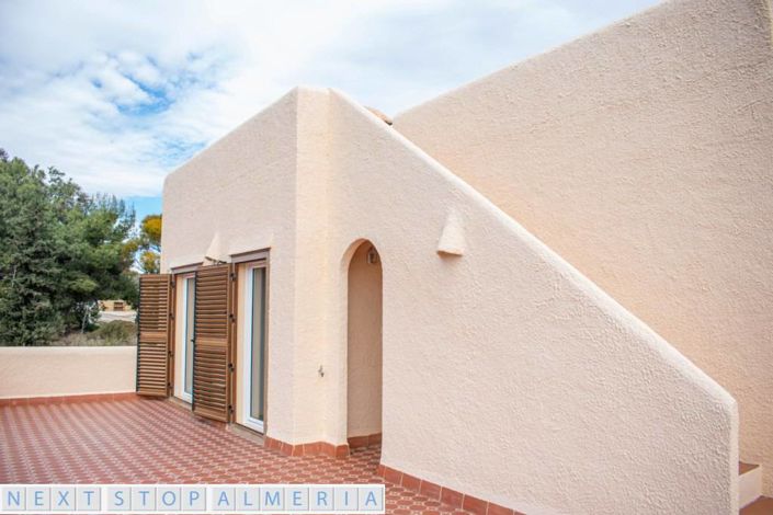 Image No.100-4 Bed Property for sale