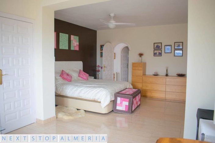 Image No.78-4 Bed Property for sale