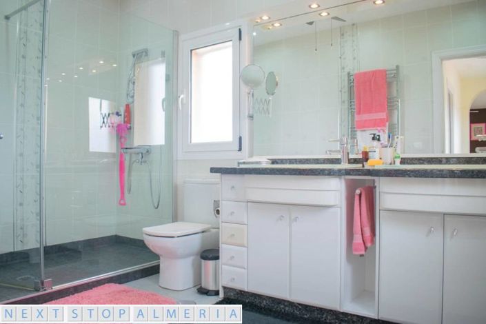 Image No.83-4 Bed Property for sale