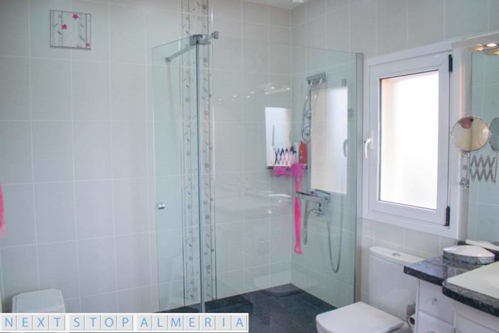 Image No.84-4 Bed Property for sale