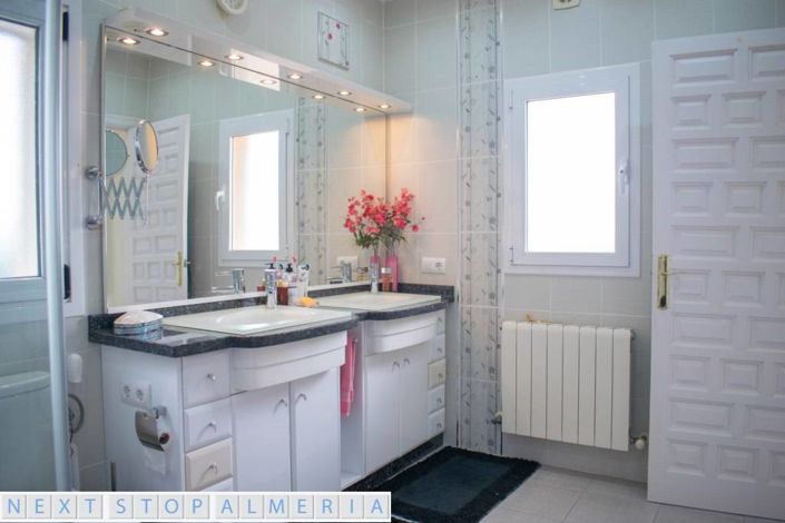 Image No.85-4 Bed Property for sale