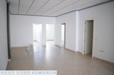 The 43m² main room / La sala principal de 43m²