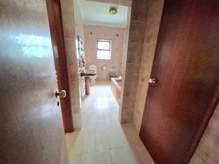 Image No.24-4 Bed House for sale