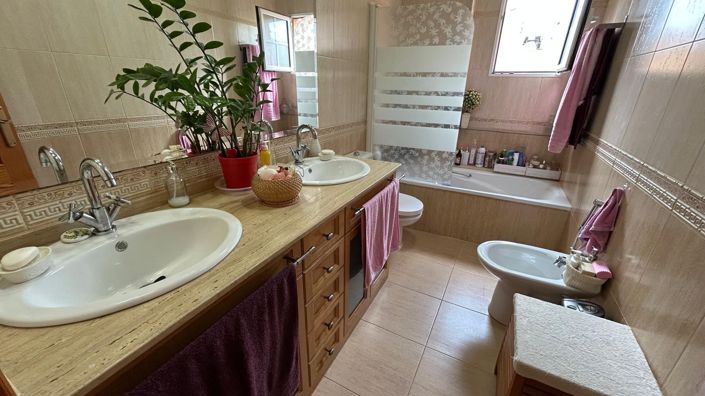 Image No.24-3 Bed Property for sale