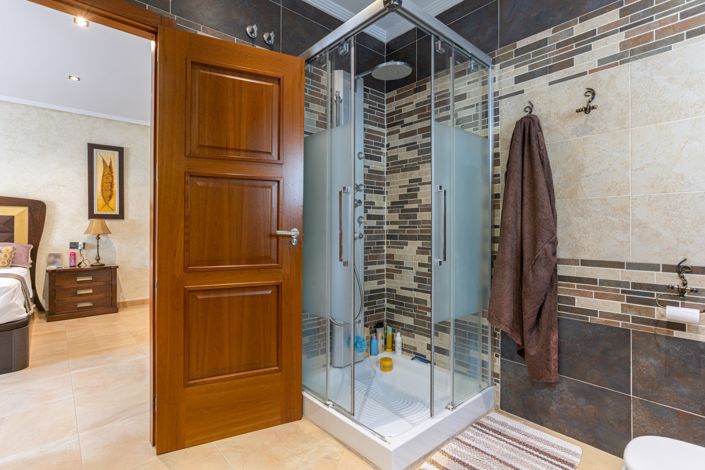 Image No.12-4 Bed Property for sale