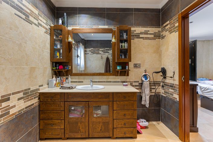 Image No.13-4 Bed Property for sale