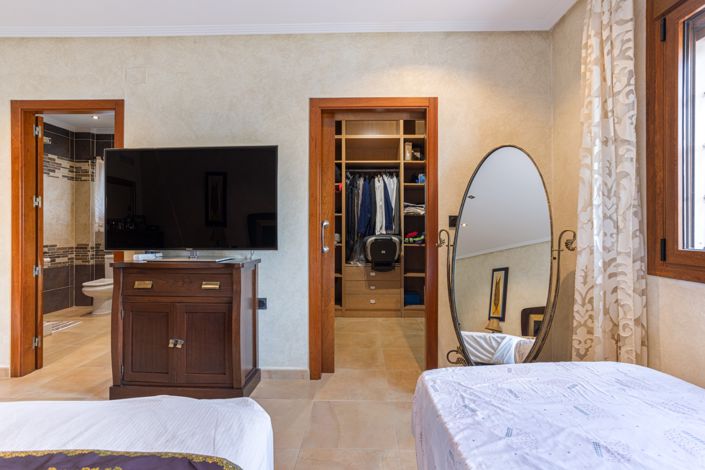 Image No.14-4 Bed Property for sale