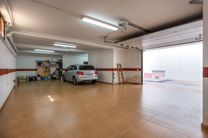 Image No.25-4 Bed Property for sale