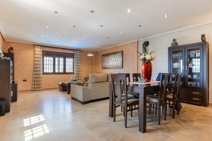 Image No.4-4 Bed Property for sale