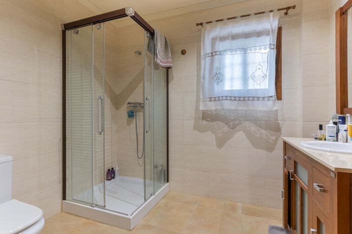 Image No.8-4 Bed Property for sale