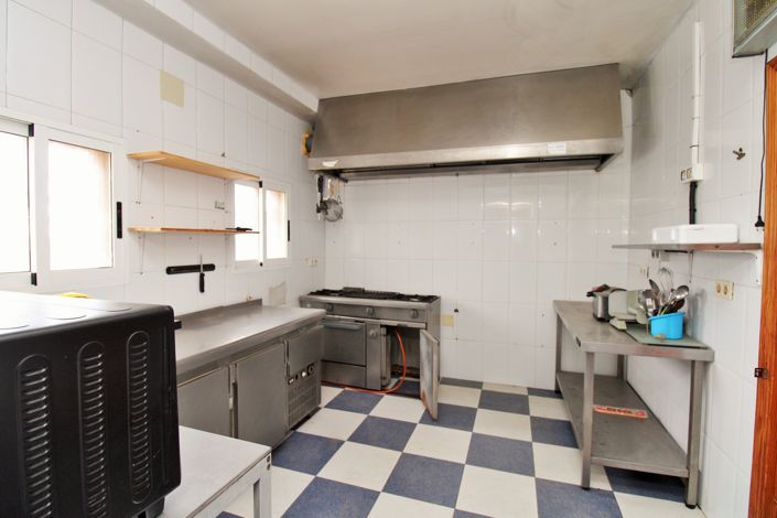 Image No.12-3 Bed Commercial for sale