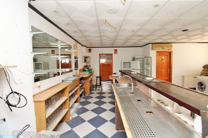 Image No.10-3 Bed Commercial for sale