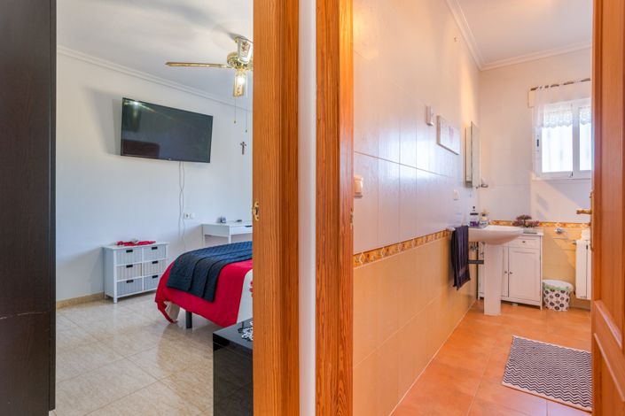 Image No.28-3 Bed Country House for sale