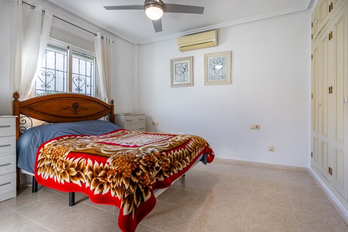 Image No.27-3 Bed Property for sale