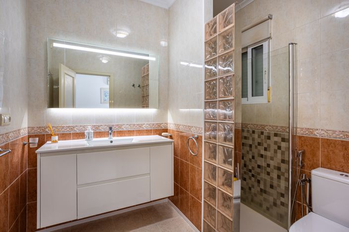 Image No.28-3 Bed Property for sale