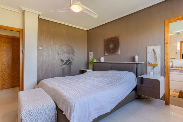 Image No.17-3 Bed Property for sale