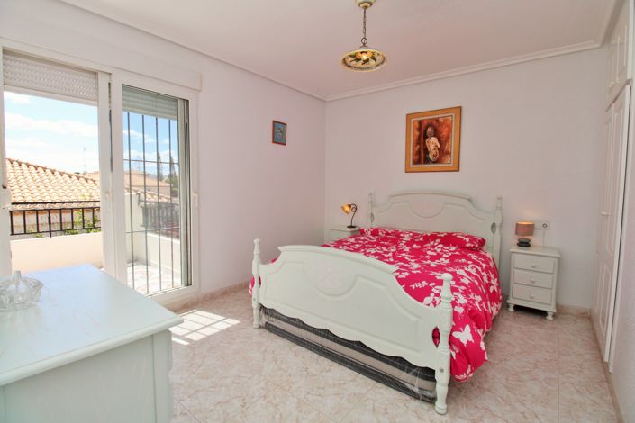 Image No.19-3 Bed Property for sale