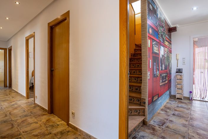 Image No.12-5 Bed Property for sale