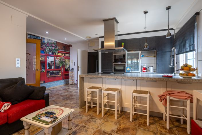 Image No.17-5 Bed Property for sale