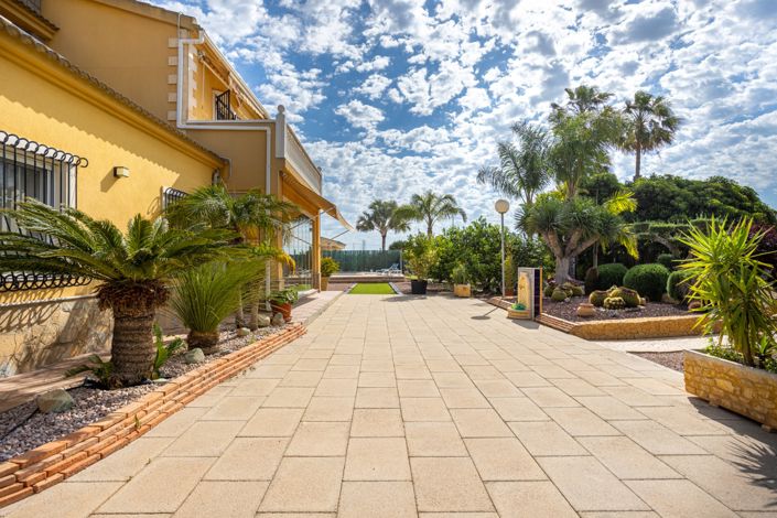 Image No.46-5 Bed Property for sale