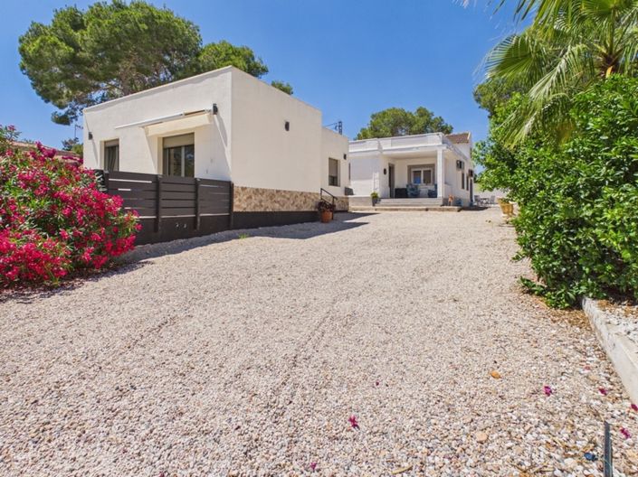 Image No.2-4 Bed Property for sale