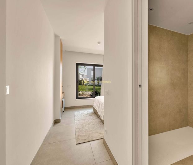 Image No.10-3 Bed Apartment for sale