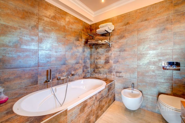 Image No.48-5 Bed Villa for sale