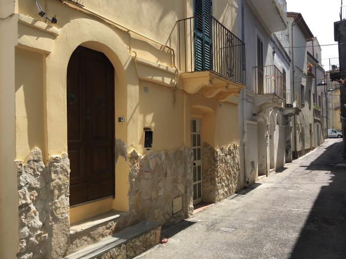 Image No.1-2 Bed House for sale