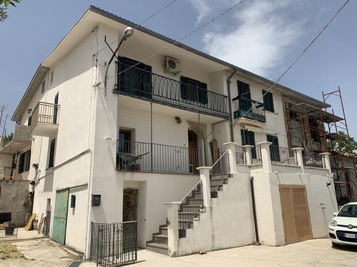 Image No.1-Propriété de pays de 4 chambres à vendre à Torricella Peligna