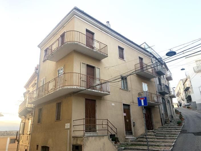 Image No.1-4 Bed Townhouse for sale