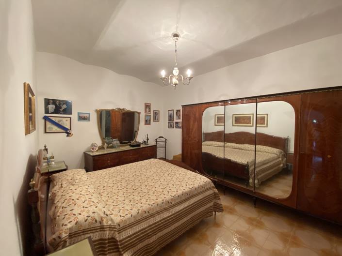 Image No.17-4 Bed Townhouse for sale