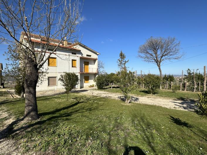Image No.1-6 Bed Farmhouse for sale