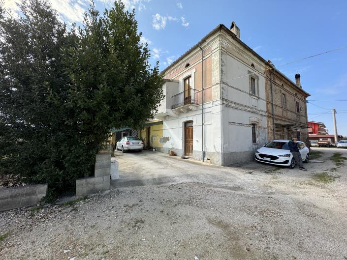 Image No.1-Villa / Détaché de 8 chambres à vendre à San Vito Chietino