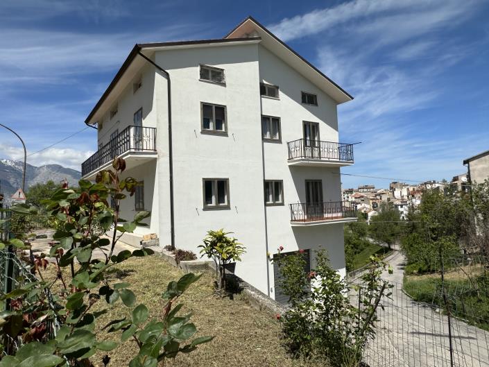 Image No.40-2 Bed Townhouse for sale