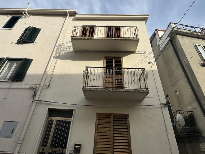 Image No.1-5 Bed Townhouse for sale