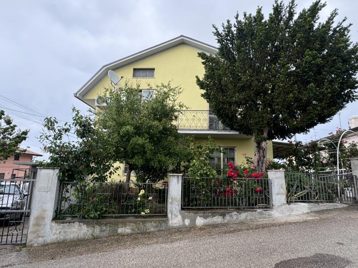 Image No.1-Villa / Détaché de 3 chambres à vendre à Lanciano