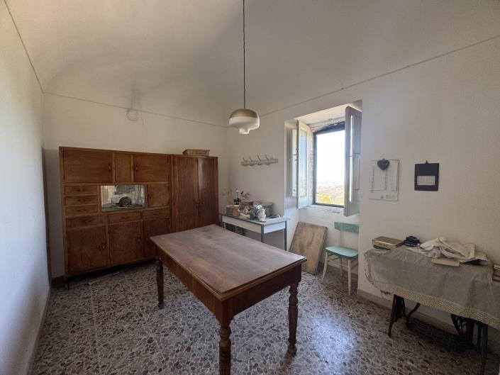 Image No.17-5 Bed Townhouse for sale