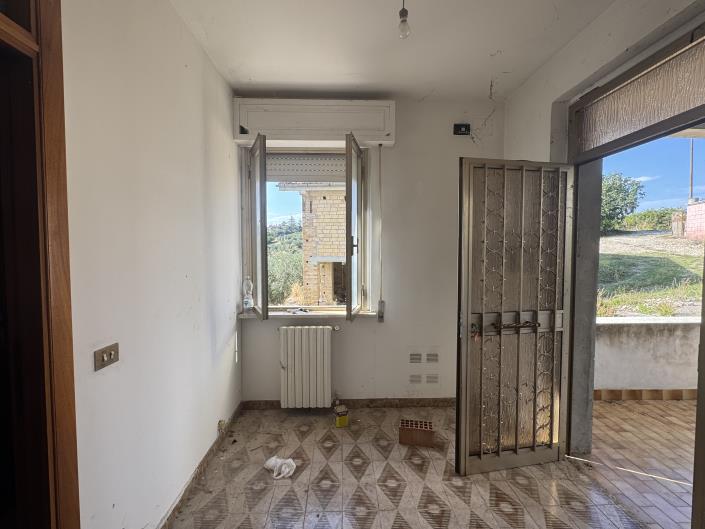 Image No.10-3 Bed House for sale