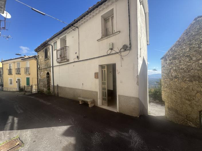 Montazzoli, Townhouse