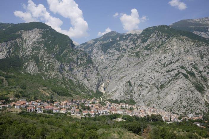 Image No.51-2 Bed Townhouse for sale