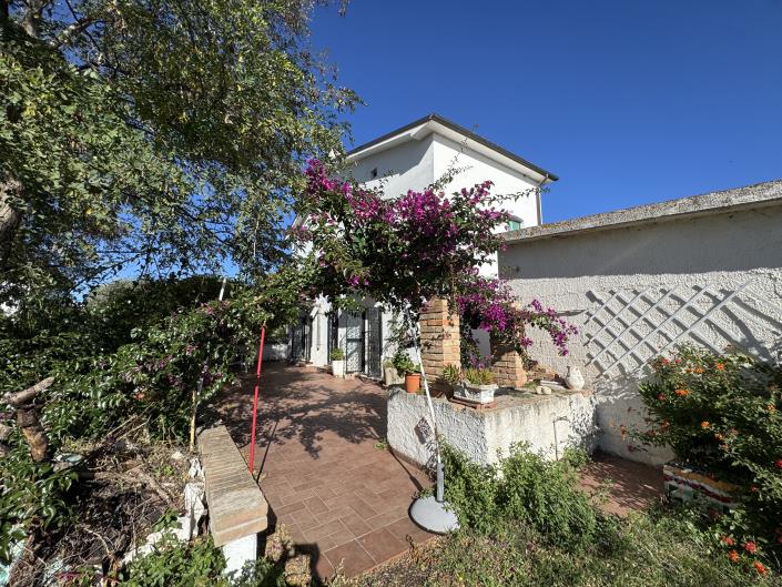 Rocca San Giovanni, Farmhouse