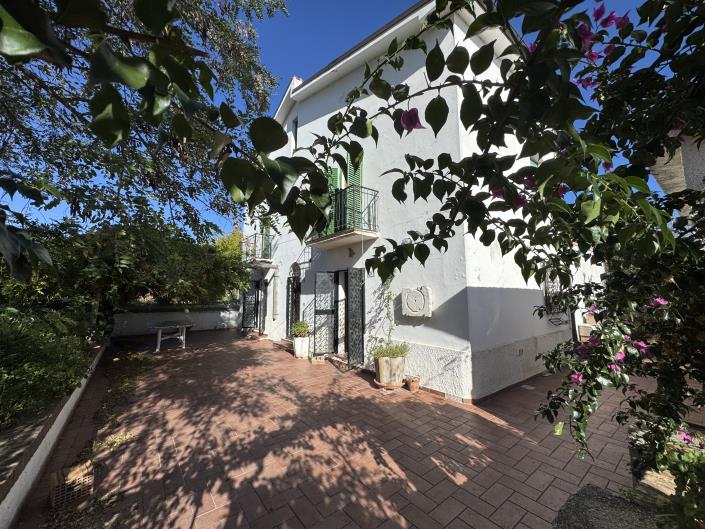 Image No.51-2 Bed Farmhouse for sale