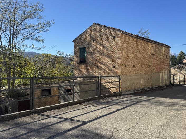 Image No.39-2 Bed Farmhouse for sale