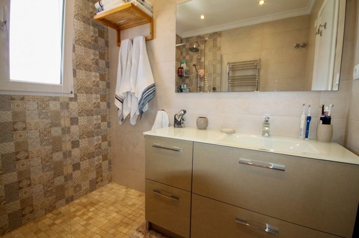 Image No.17-3 Bed House for sale