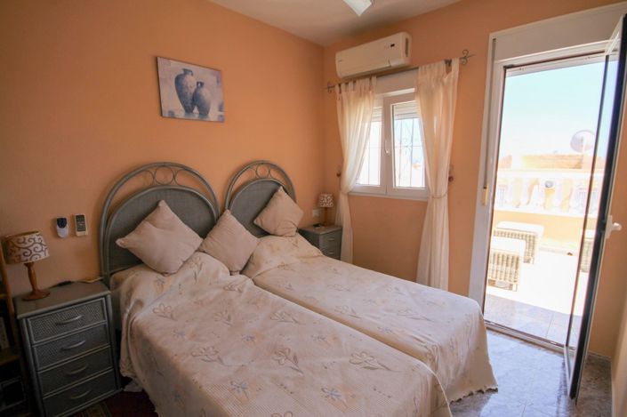 Image No.17-3 Bed House for sale