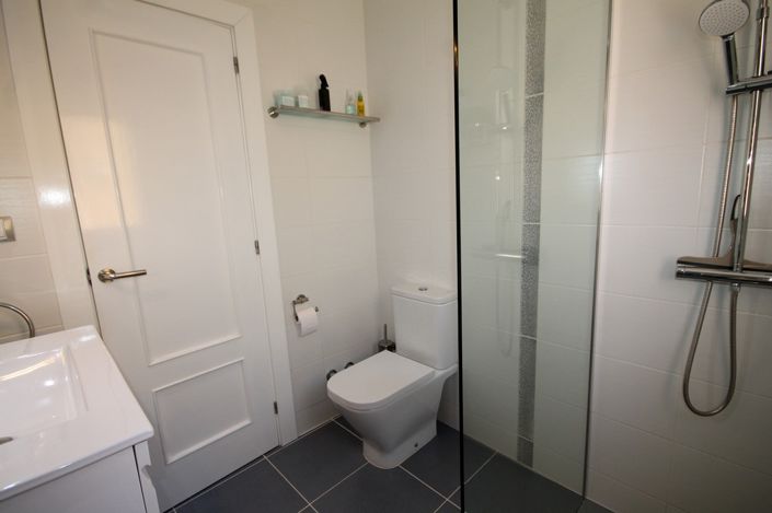 Image No.20-2 Bed House for sale
