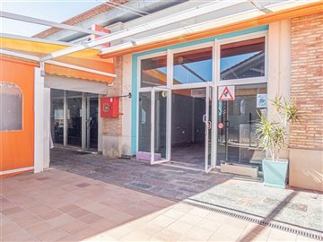 6052commercialfreeholdopportunityonlafinca200