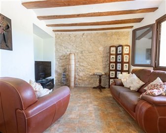 6337traditionalreformedspanishfarmhousenearib